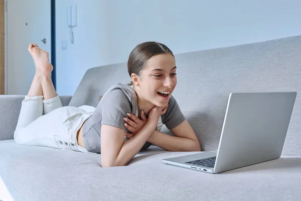 Teenie Mädchen Hause Auf Der Couch Liegend Lachend Auf Laptop — Stockfoto