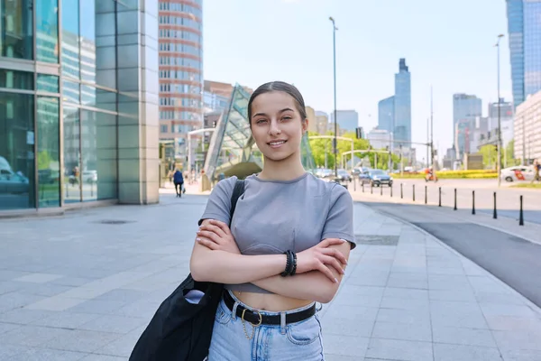 Joven Sonriente Chica Adolescente Confiada Mirando Cámara Calle Ciudad Europea —  Fotos de Stock