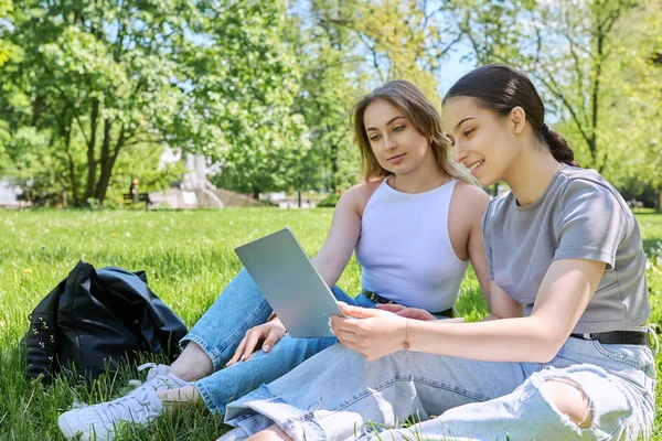 Двоє Підлітків Школярів Коледжу Сидять Парку Траві Дивлячись Ноутбук Технології — стокове фото