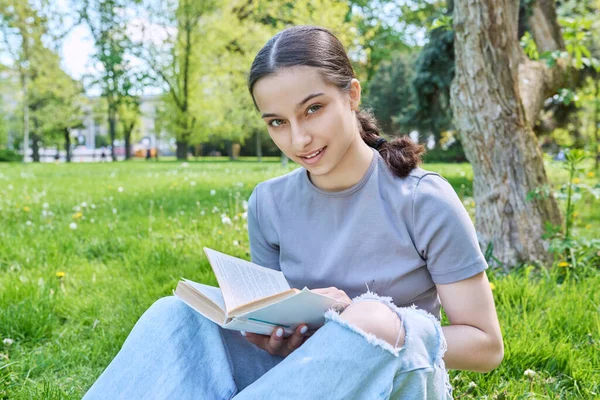 Adolescente Estudiante Secundaria Leyendo Libro Sentado Césped Parque Sonriendo Joven — Foto de Stock