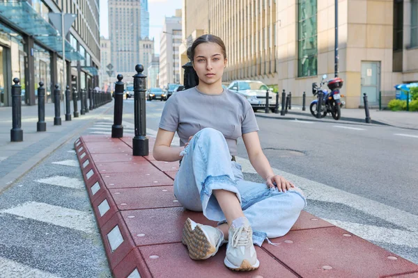 Ung Leende Tonåring Flicka Tittar Kameran Gatan Modern Europeisk Stad — Stockfoto