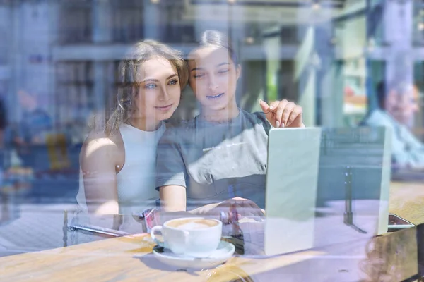 Two Young Teenage Females Cafe Using Laptop View Glass Window — Stock Photo, Image