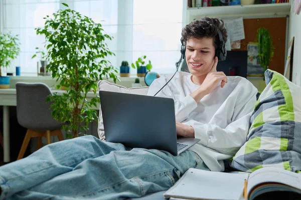 Young Guy Headphones Lying Couch Home Using Laptop Smiling Male — Stock Photo, Image