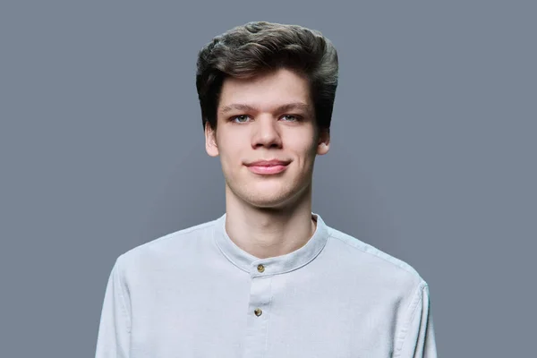 Portrét Mladého Muže Věku Let Neformální Košili Šedém Pozadí Ateliéru — Stock fotografie