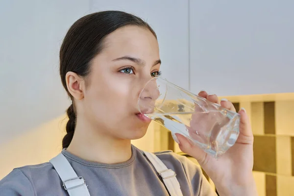 Close Gadis Remaja Minum Air Dari Kaca Rumah Dapur Gaya — Stok Foto