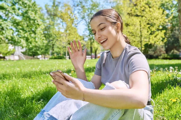 Adolescente Sentada Aire Libre Parque Césped Utilizando Teléfono Inteligente Para — Foto de Stock