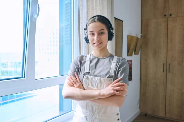 Porträt Eines Lächelnden Teenagers Mit Kopfhörern Heimischen Zimmer Selbstbewusste Teenagerin — Stockfoto