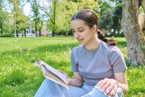 Teenage Dívka Střední Škola Student Čtení Kniha Sedí Trávě Parku — Stock fotografie
