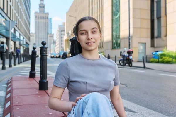 Mladá Usměvavá Dospívající Dívka Hledící Kamery Ulici Moderního Evropského Města — Stock fotografie