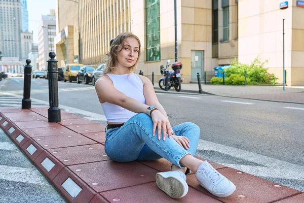 Junge Schöne Modische Mädchen Jahre Alt Sitzt Auf Dem Bürgersteig — Stockfoto