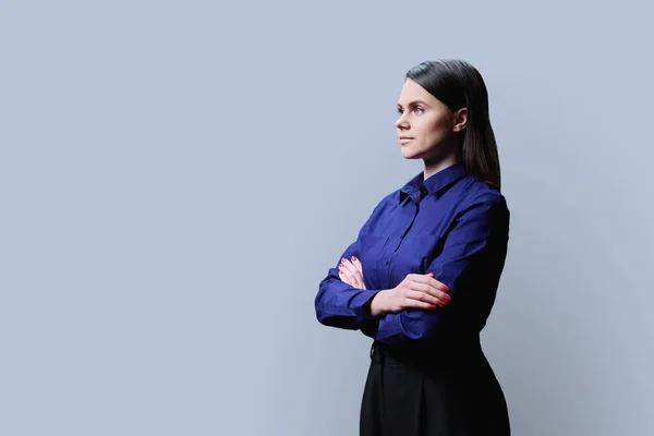 Profilbild Porträtt Allvarliga Unga Affärskvinna Skjorta Grå Studio Bakgrund Självsäker — Stockfoto