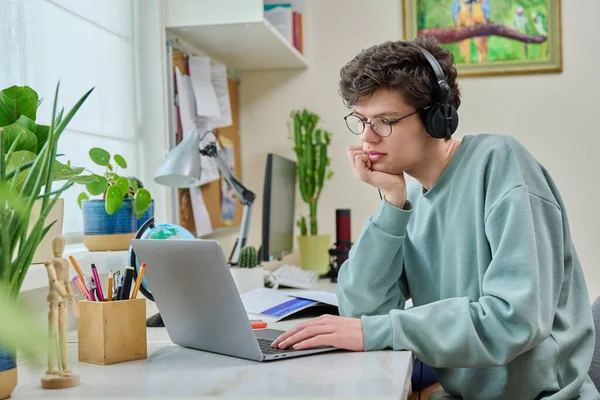 Młody Student Siedzący Biurkiem Domu Korzystający Laptopa Przystojny Latek Okularach — Zdjęcie stockowe