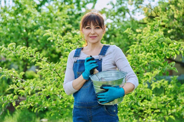 Potret Tukang Kebun Perempuan Paruh Baya Dalam Sarung Tangan Berkebun — Stok Foto