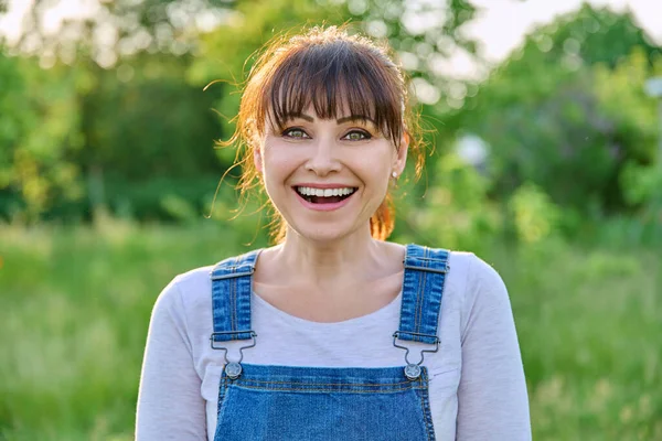 Kırsalda Gülümseyen Olgun Bir Kadın Bahçıvanın Portresi Günbatımında Yeşil Yaz — Stok fotoğraf