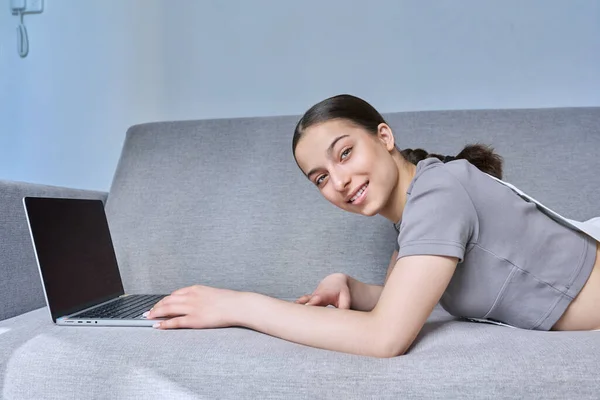 Nastolatka Domu Kanapie Laptopem Uśmiechnięta Patrząca Kamerę Technologia Nauki Komunikacji — Zdjęcie stockowe