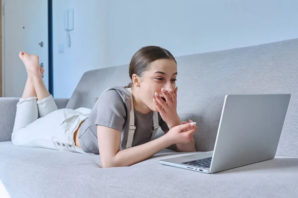 Teenie Mädchen Hause Auf Der Couch Liegend Lachend Auf Laptop — Stockfoto