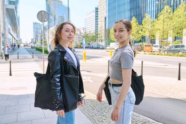 Δύο Χαμογελαστές Έφηβες Φοιτήτριες Που Κοιτούν Την Κάμερα Αστικό Μοντέρνο — Φωτογραφία Αρχείου
