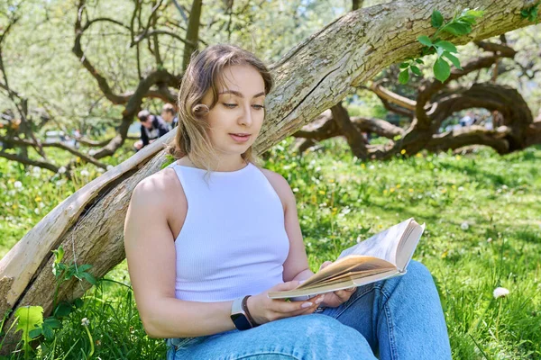 Teenage Dívka Vysoká Škola Student Čtení Kniha Sedí Trávě Parku — Stock fotografie
