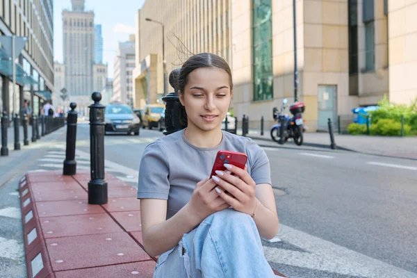 Молодая Улыбающаяся Девушка Подросток Смартфоном Смотрит Телефон Улице Современного Европейского — стоковое фото