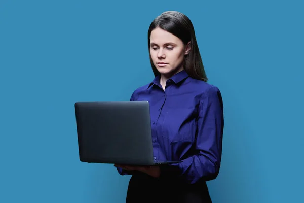 Πορτρέτο Της Νεαρής Γυναίκας Φορητό Υπολογιστή Φόντο Στούντιο Μπλε Χρώμα — Φωτογραφία Αρχείου