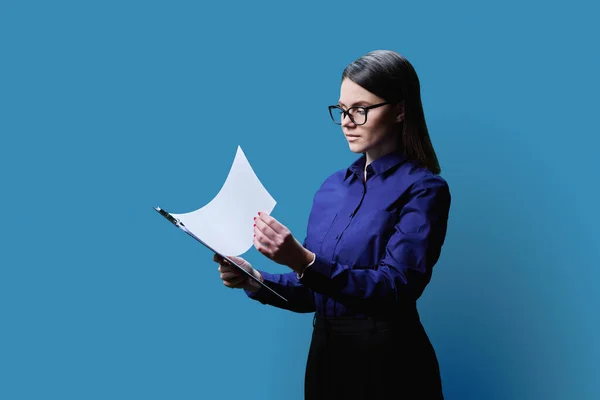 Young Serious Confident Business Woman Holding Clipboard Business Papers Documents — Stock Photo, Image