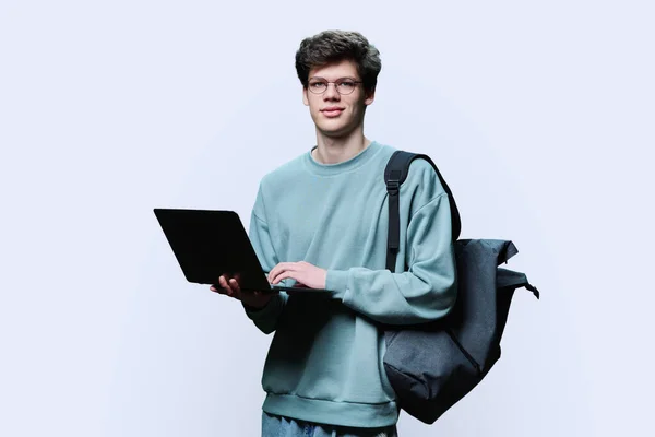 Νεαρός Φοιτητής Που Χρησιμοποιεί Φορητό Υπολογιστή Λευκό Φόντο Στούντιο Χαμογελώντας — Φωτογραφία Αρχείου