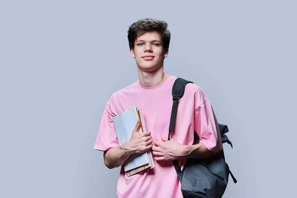 Jongeman Student Met Rugzak Met Notitieboekjes Roze Shirt Kijkend Naar — Stockfoto