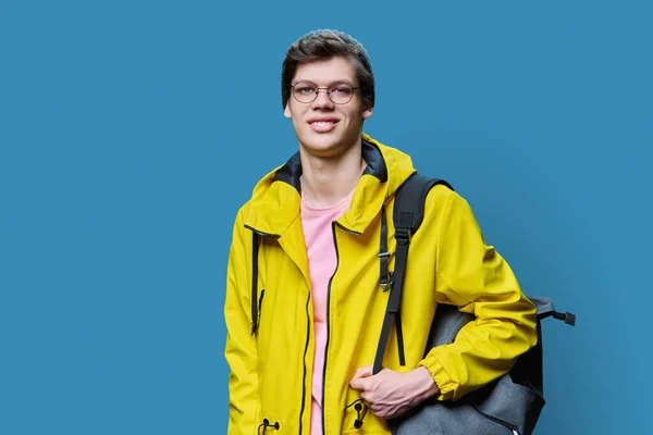 Trendig Ung Hane Gul Jacka Hatt Glasögon Blå Studio Bakgrund — Stockfoto