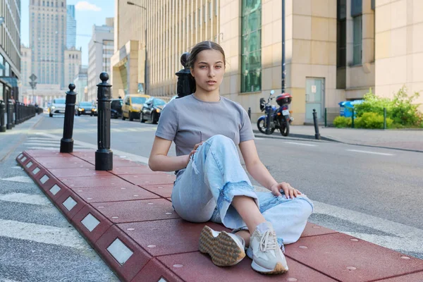 Ung Leende Tonåring Flicka Tittar Kameran Gatan Modern Europeisk Stad — Stockfoto