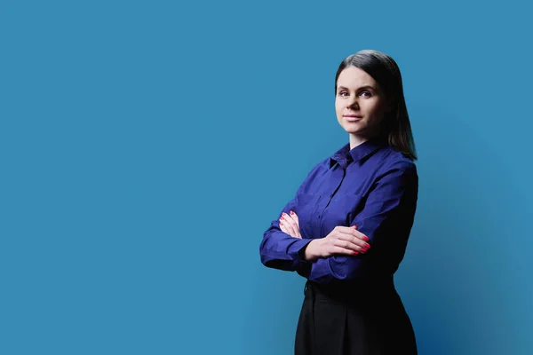 Ung Självsäker Affärskvinna Tittar Kameran Blå Färg Bakgrund Kopiera Utrymme — Stockfoto