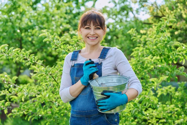 Potret Tukang Kebun Perempuan Paruh Baya Dalam Sarung Tangan Berkebun — Stok Foto