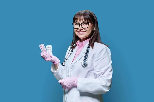 Woman Doctor Showing Pills Blister Blue Background Friendly Woman White — Stock Photo, Image