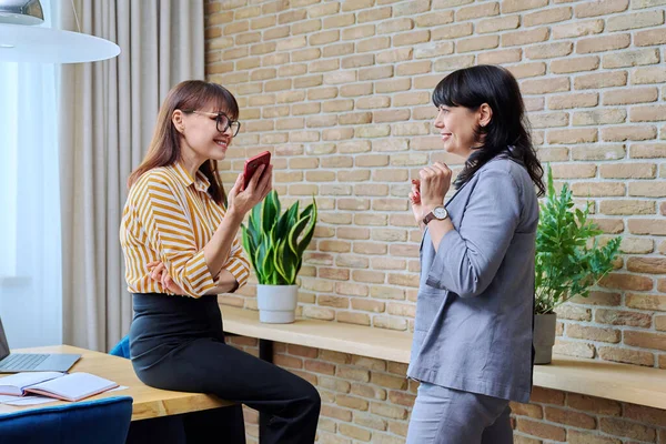 Deux Femmes Affaires Mûres Parlent Dans Bureau Moderne Rire Communiquant — Photo