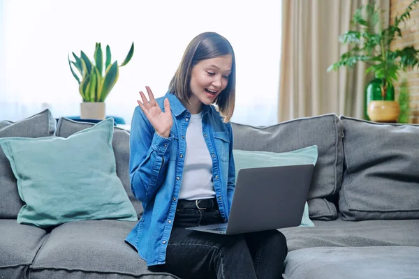 Jovem Mulher Ter Vídeo Chamada Chat Conferência Sentado Sofá Casa — Fotografia de Stock