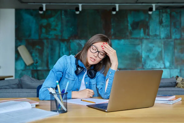 Olycklig Ledsen Kvinnlig Universitetsstudent Hemma Vid Sitt Skrivbord Inför Talet — Stockfoto