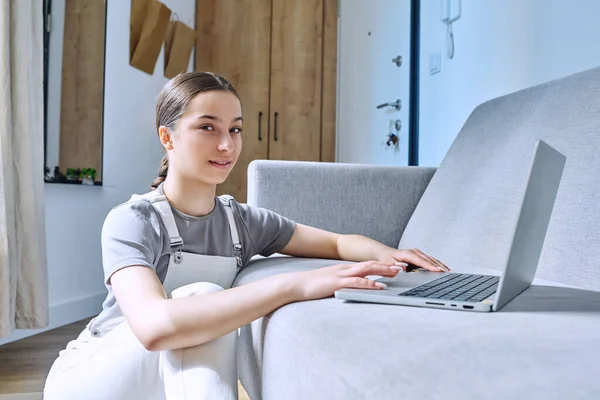 Teenager Mädchen Hause Auf Der Couch Mit Laptop Lächelnd Die — Stockfoto