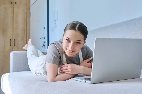 Teenager Mädchen Hause Auf Dem Sofa Liegend Mit Laptop Lächelnd — Stockfoto