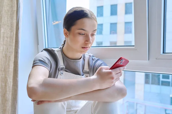 근처에 소녀는 스마트폰을 여성은 휴식을 취하고 의사소통을 네트워크에서 수다를 독서를 — 스톡 사진