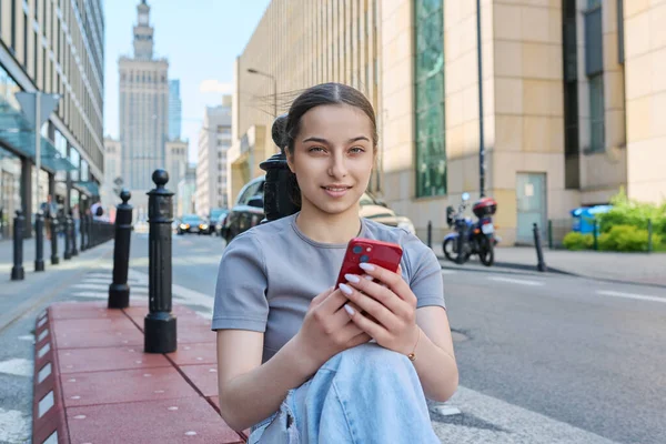 소녀가 스마트폰으로 도시의 거리에서 핸드폰을 보면서 있습니다 청소년의 모바일 애플리케이션 — 스톡 사진