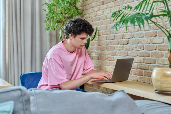 Schöner Typ Jahre Alt Student Der Laptop Tippt Und Hause — Stockfoto