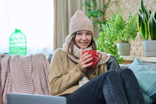 Temporada Fría Otoño Invierno Mujer Joven Acogedor Suéter Lana Sombrero —  Fotos de Stock