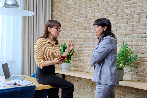 Două Femei Afaceri Mature Vorbesc Într Birou Modern Râzând Comunicând — Fotografie, imagine de stoc