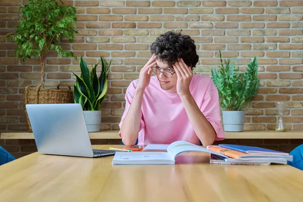 Zmęczony Smutnym Studentem Siedzącym Przy Biurku Notatnikami Laptopie Styl Życia — Zdjęcie stockowe