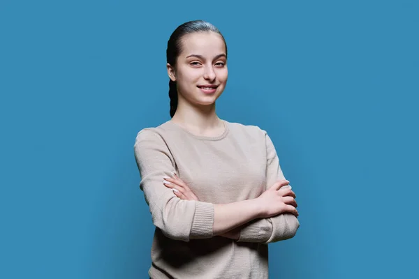 Retrato Una Linda Estudiante Secundaria Azul Sobre Fondo Estudio Azul —  Fotos de Stock