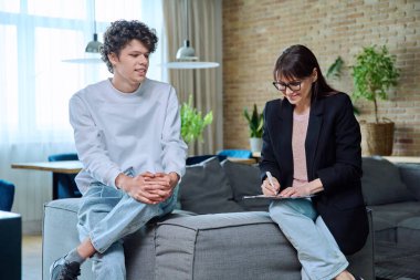 Terapi seansındaki genç adam duygusal sorunlarını kadın psikoterapistle tartışıyor. Psikolojik yardım hizmetleri, ruh sağlığı, danışmanlık, destek, psikoterapi, psikoloji konsepti