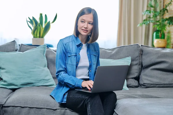 Junge Frau Sitzt Auf Sofa Mit Laptop Internet Technologien Für — Stockfoto