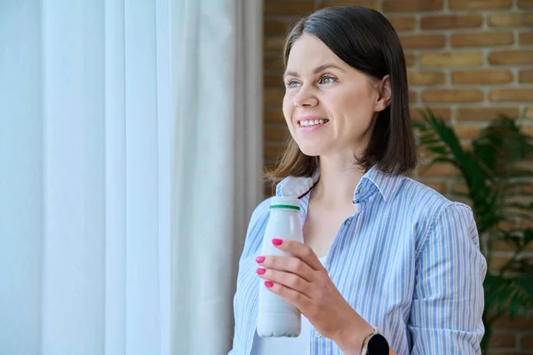 Junge Frau Trinkt Fermentiertes Milchprodukt Aus Der Flasche Hause Fenster — Stockfoto