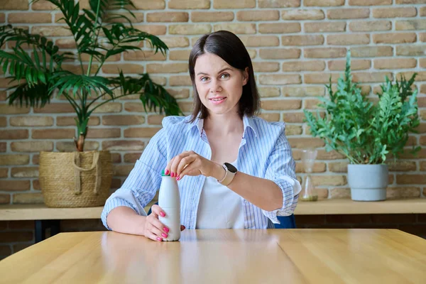 Ung Kvinna Dricker Fermenterad Mjölkprodukt Från Flaskan Sitter Vid Bordet — Stockfoto