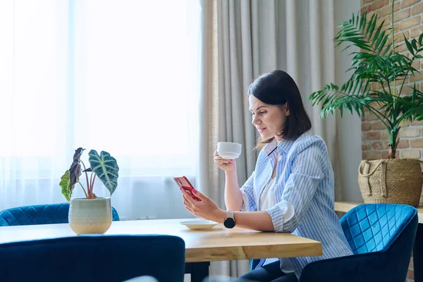 Young Woman Sitting Home Living Room Drinking Morning Coffee Reading — Stock Photo, Image