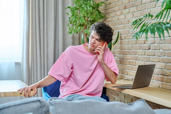 Schöner Junger Mann Telefoniert Sitzt Hause Mit Laptop Schreibtisch Guy — Stockfoto